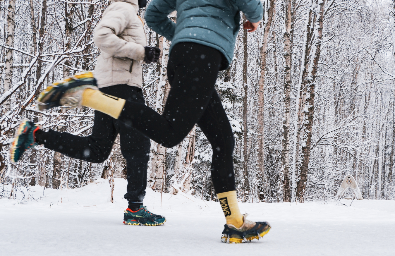 Szczegół cholewki buta z siateczką i wzmocnieniami na kamienie śnieżne