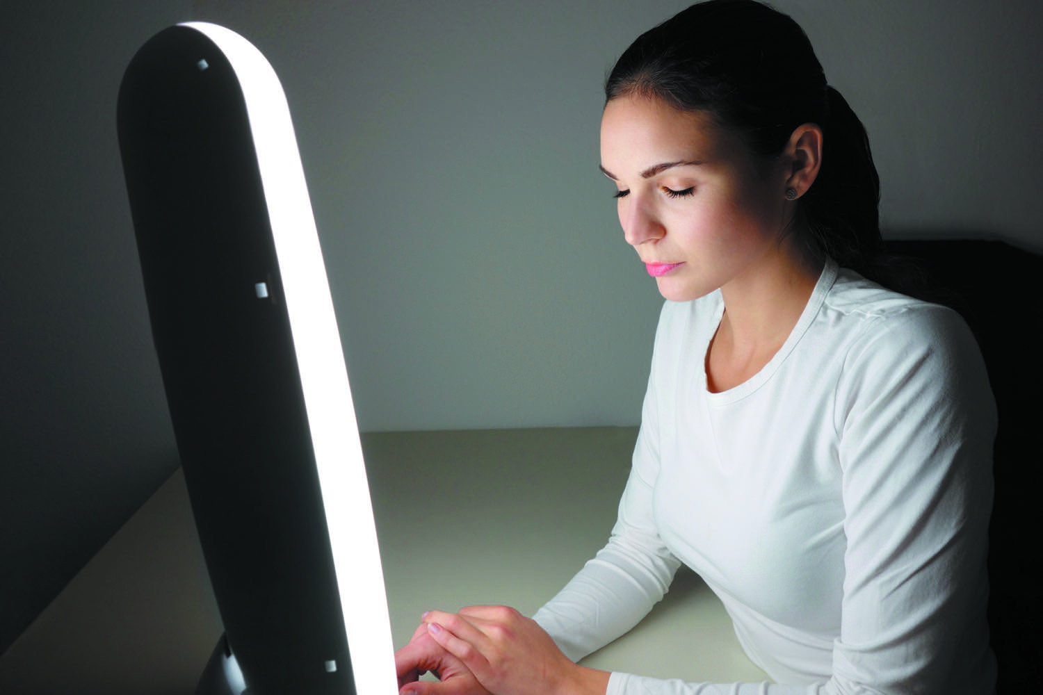 uśmiechnięta kobieta po terapii spacerująca w parku wśród jesiennych liści pod słońcem