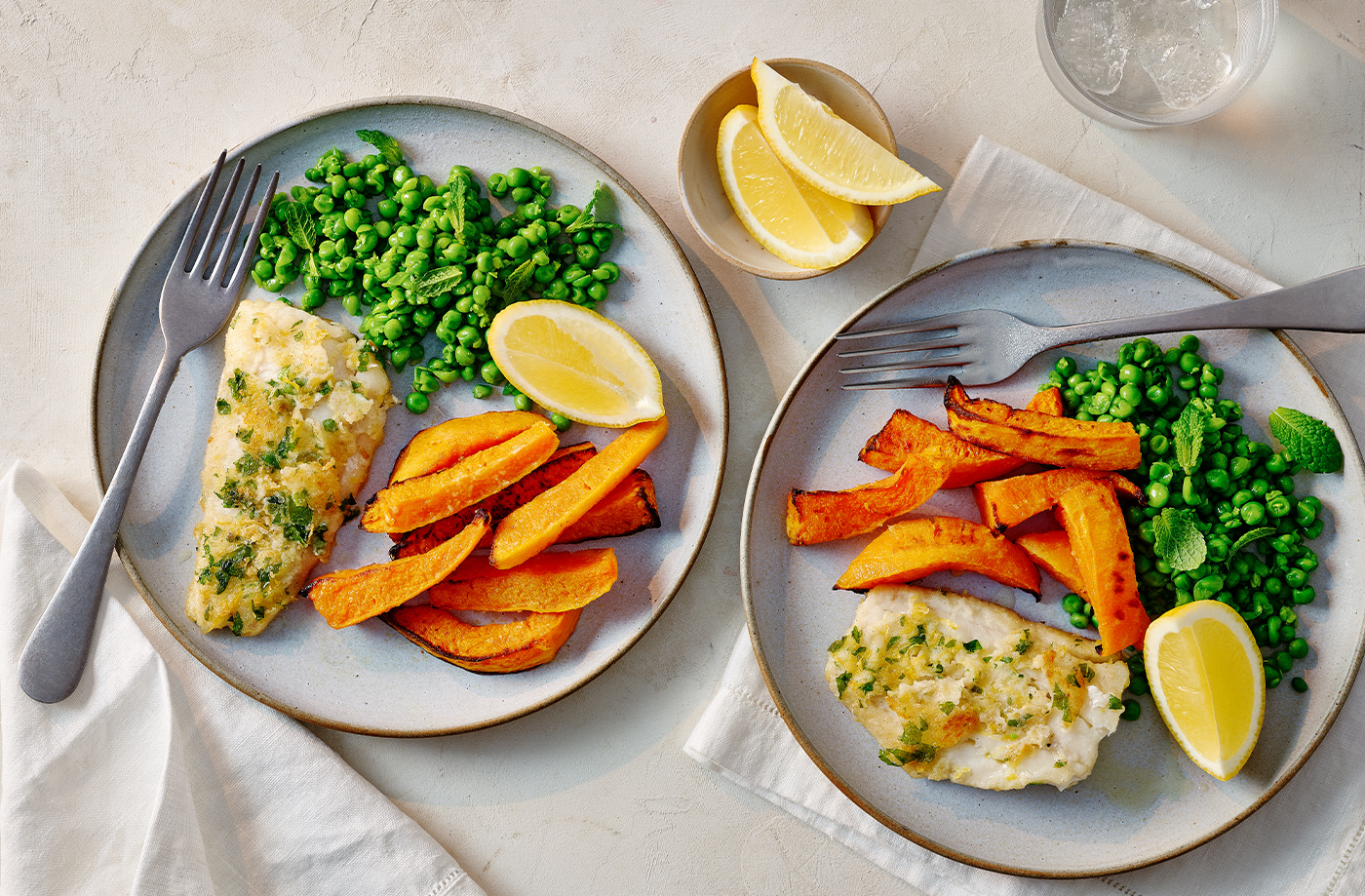 Wędzony pstrąg z cytryną i świeżym koperkiem Wędzony pstrąg z plasterkami cytryny i koperkiem na drewnianej desce