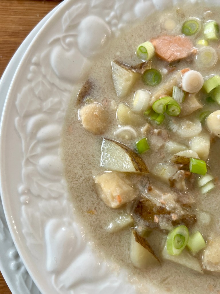 Grillowany łosoś z brokułami i ziemniakami bogaty w omega-3 Grillowany filet z łososia obok brokułów i pieczonych ziemniaków na talerzu