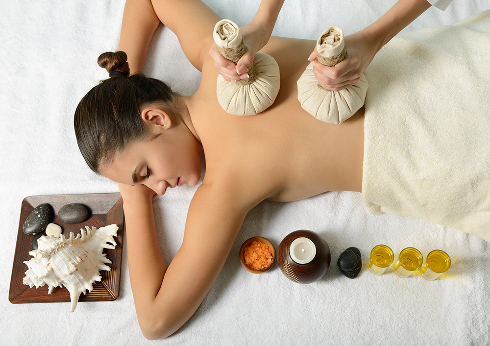 masaż szyi techniką tajską terapeuta pracujący nad szyją klienta z użyciem oleju