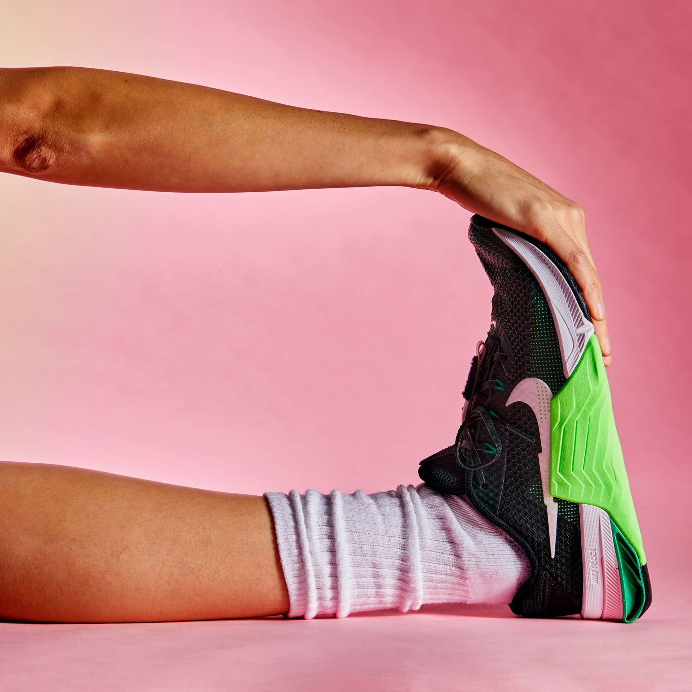 buty sportowe damskie z czarnym logo na pasku