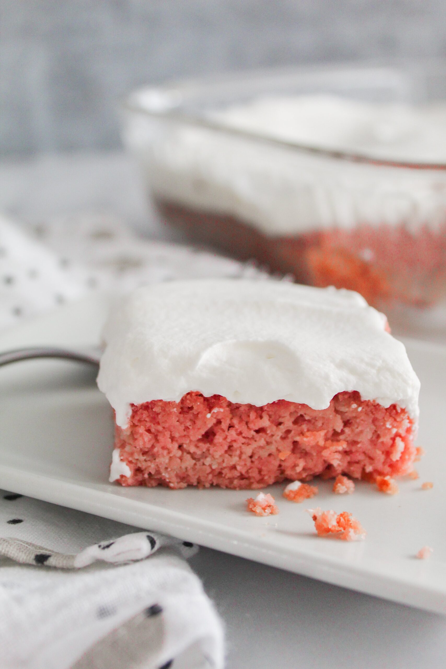 truskawki z keto mascarpone truskawki z mascarpone w szklanej misce na szarym tle