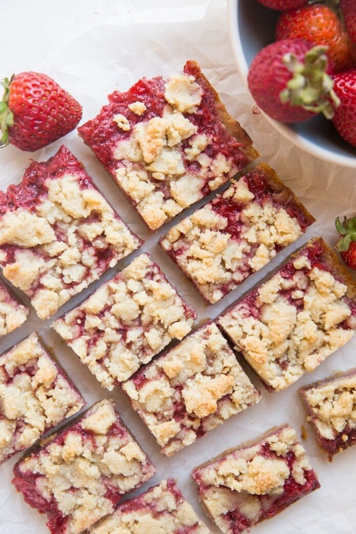 keto desery truskawkowe gotowe pyszne desery z truskawkami na białym talerzu