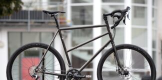 Rozmiar ramy roweru a wzrost: jakie kryteria pomiaru decydują o zdrowej pozycji na rowerze rowerzysta dobierający rozmiar ramy na podstawie wzrostu