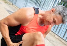 Samoistne pulsowanie mięśni: kiedy to niewinny odruch, a kiedy sygnał choroby neurologicznej? samoistne pulsowanie widoczne na ramieniu mężczyzny