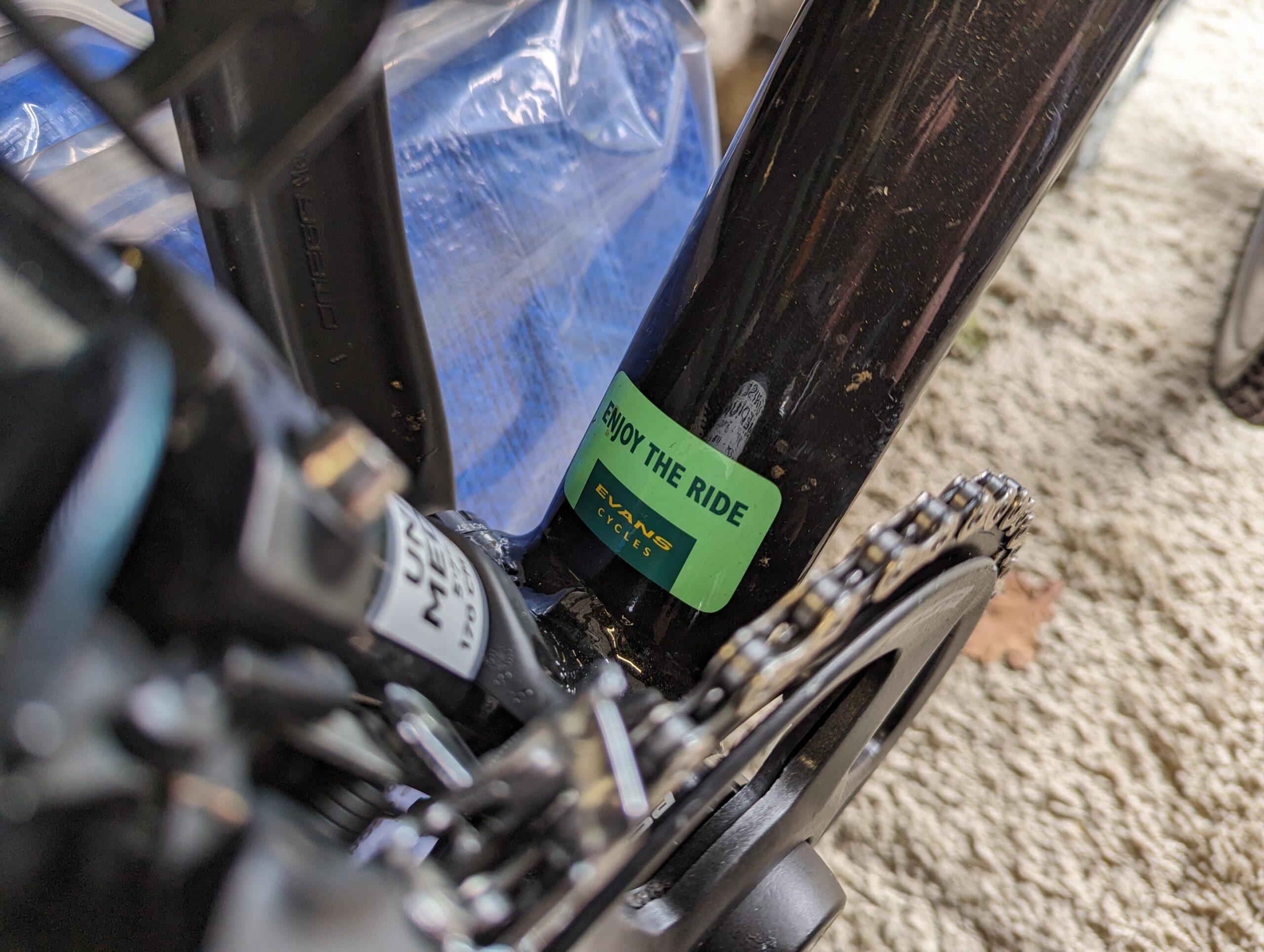 kobieta na rowerze trekkingowym z wyprostowaną postawą