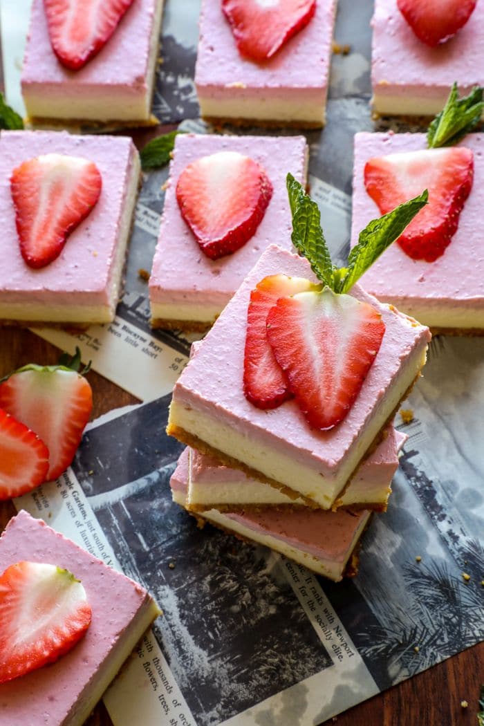 truskawkowe ciasto keto z orzechami ciasto truskawkowe z orzechami w białej foremce