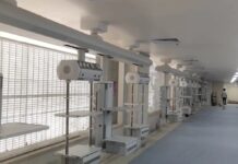 Kolumny chirurgiczne na bloku operacyjnym: od zasilania po teletechnikę Kolumna chirurgiczna zintegrowana z sufitem sali operacyjnej z widocznymi medycznymi instalacjami gazowymi i systemami zasilania
