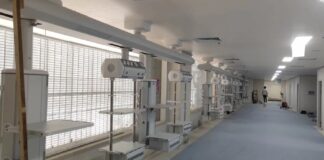 Kolumny chirurgiczne na bloku operacyjnym: od zasilania po teletechnikę Kolumna chirurgiczna zintegrowana z sufitem sali operacyjnej z widocznymi medycznymi instalacjami gazowymi i systemami zasilania