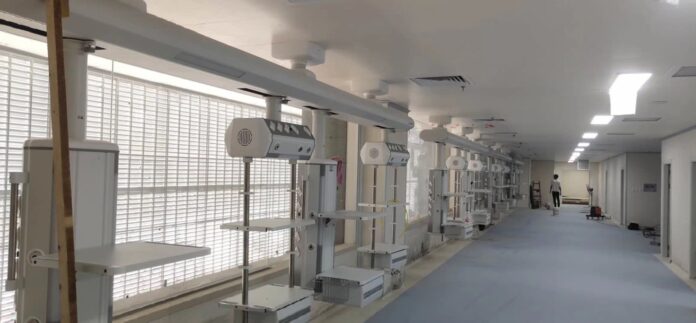 Kolumna chirurgiczna zintegrowana z sufitem sali operacyjnej z widocznymi medycznymi instalacjami gazowymi i systemami zasilania