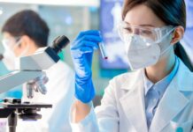 Badania hormonalne dla mężczyzn w diagnostyce niedoboru androgenów Mężczyzna rano przygotowuje się do badania poziomu testosteronu