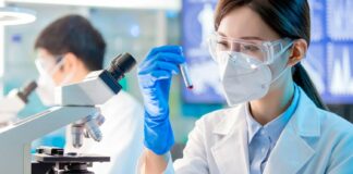 Badania hormonalne dla mężczyzn w diagnostyce niedoboru androgenów Mężczyzna rano przygotowuje się do badania poziomu testosteronu
