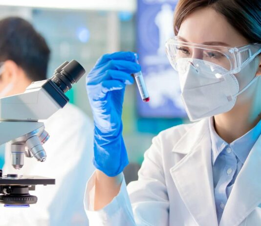 Badania hormonalne dla mężczyzn w diagnostyce niedoboru androgenów Mężczyzna rano przygotowuje się do badania poziomu testosteronu