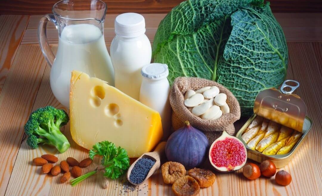 Fermentowany nabiał w codziennym menu Miska jogurtu naturalnego jako źródło wapnia wspierającego mineralizację kości
