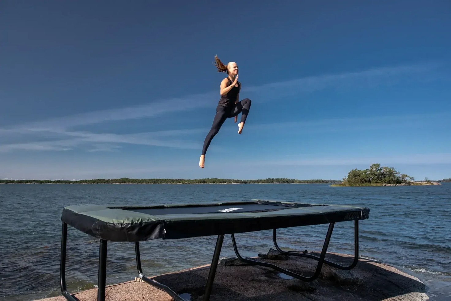 Opieka dorosłego nad młodym uczestnikiem Dziecko skacze na trampolinie pod czujnym okiem instruktora w sali