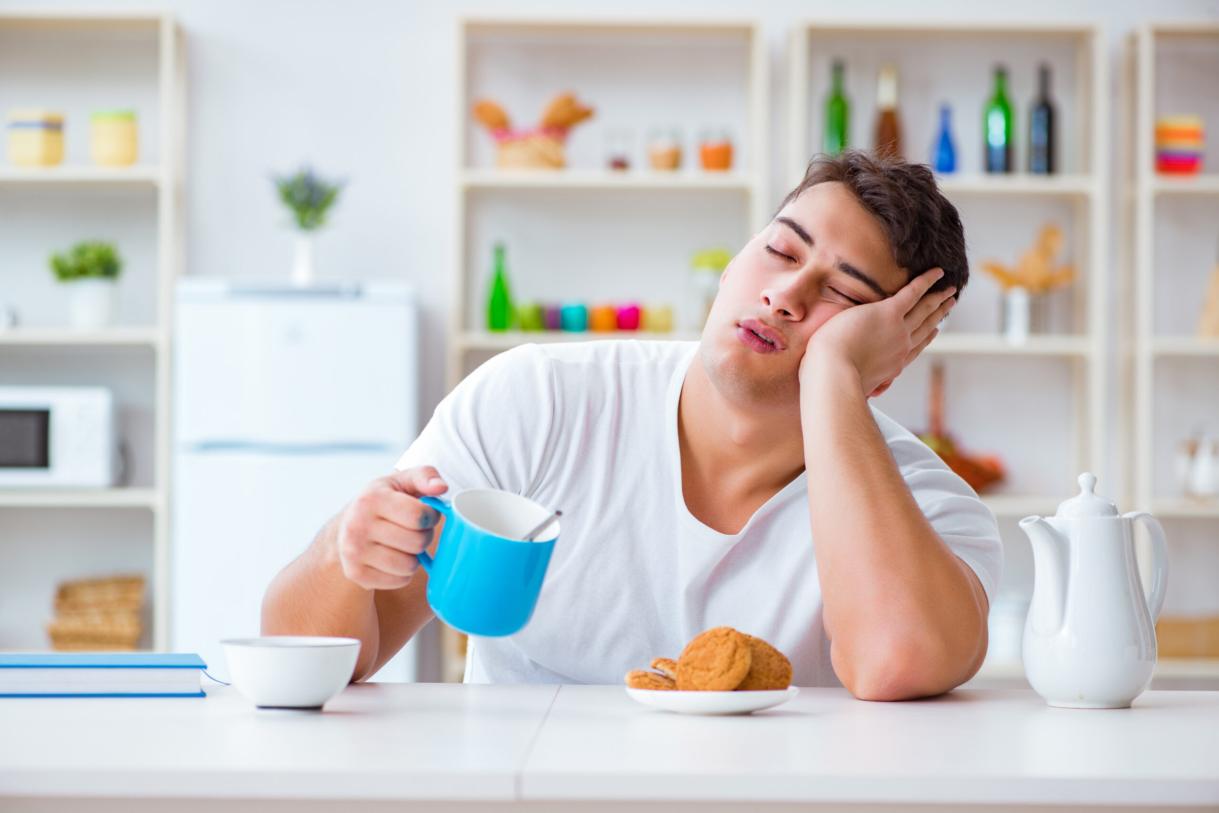 Sprawdzenie metabolizmu cukrów Osoba znużona po obiedzie wykonuje badania gospodarki węglowodanowej