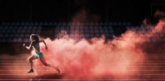 Euforia biegacza a endorfiny i endokannabinoidy – jak to działa? athlete running in red smoke