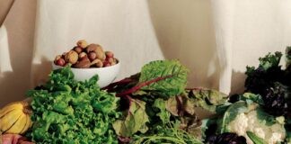 Wapń w diecie, kościach i mięśniach oraz zapotrzebowanie w różnym wieku Na talerzu ułożono produkty spożywcze dostarczające wapnia w codziennej diecie