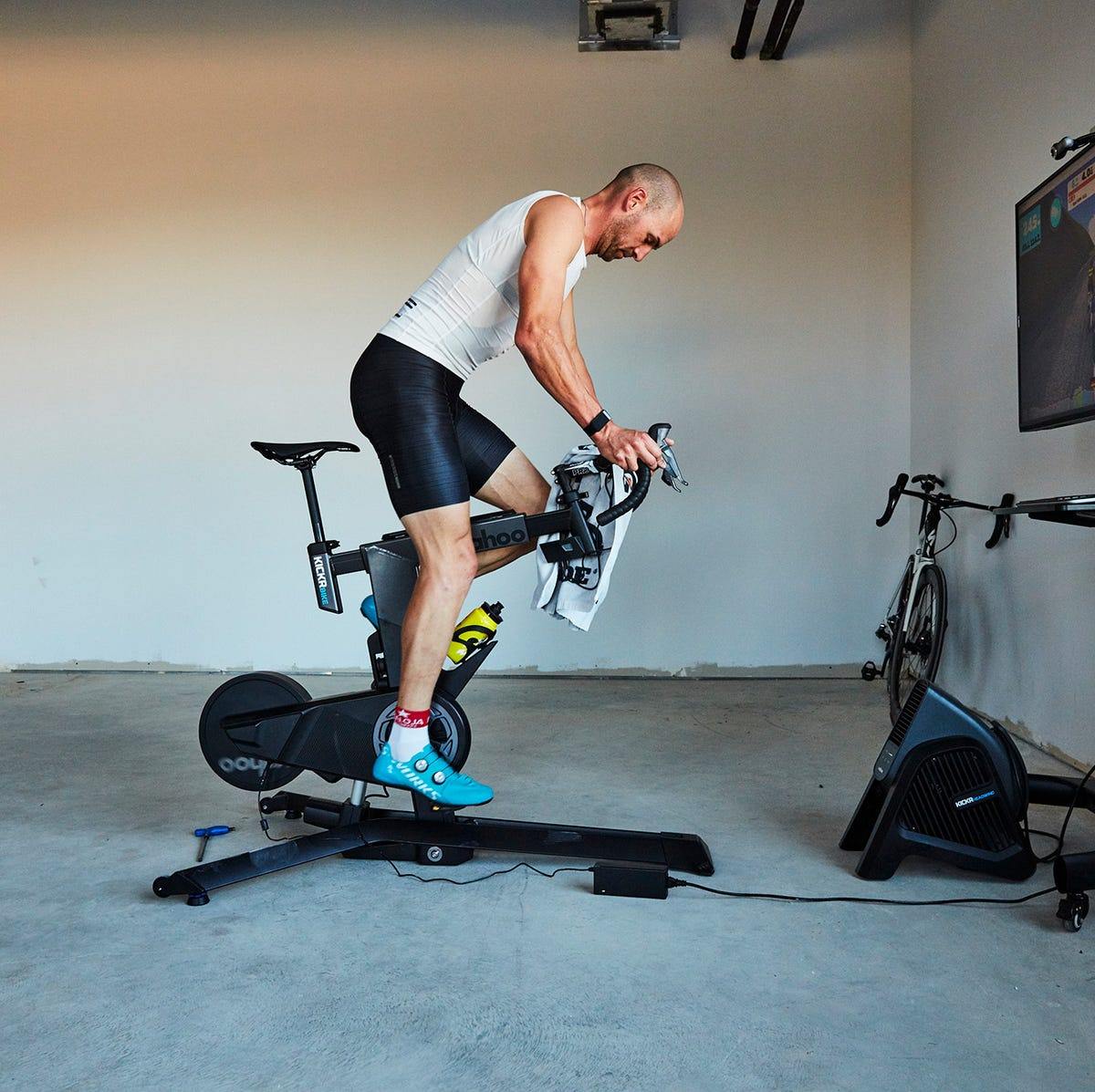 Osoba ćwiczy nogi na rowerze w czasie spokojnej rehabilitacji