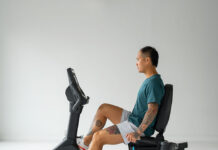 Rower stacjonarny rehabilitacyjny – prawidłowe ustawienia i przeciwwskazania Rower rehabilitacyjny ustawiony w jasnej, domowej sali do ćwiczeń
