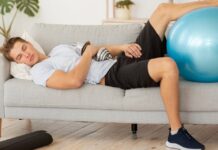 Jak sen wpływa na regenerację mięśni i wyniki sportowe Sportowiec śpi po intensywnym treningu, odpoczywając przed kolejnym wysiłkiem
