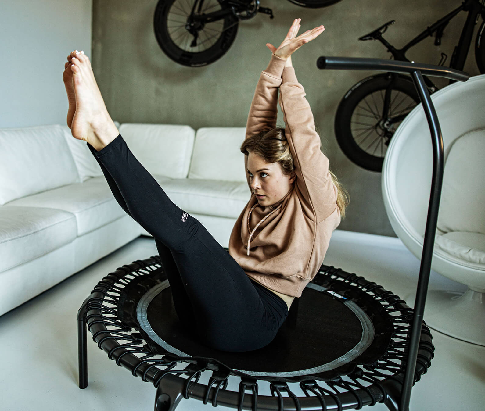 Intensywna sesja aerobowa w rytmie Osoba wykonuje szybkie podskoki i dynamiczne ruchy w czasie treningu cardio
