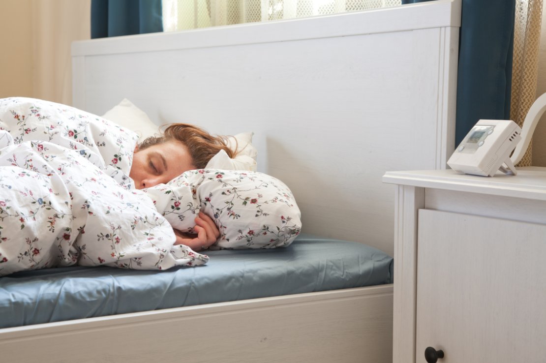 Komfortowe warunki do nocnego odpoczynku Zaciemnione okno w chłodnej, cichej sypialni nocą